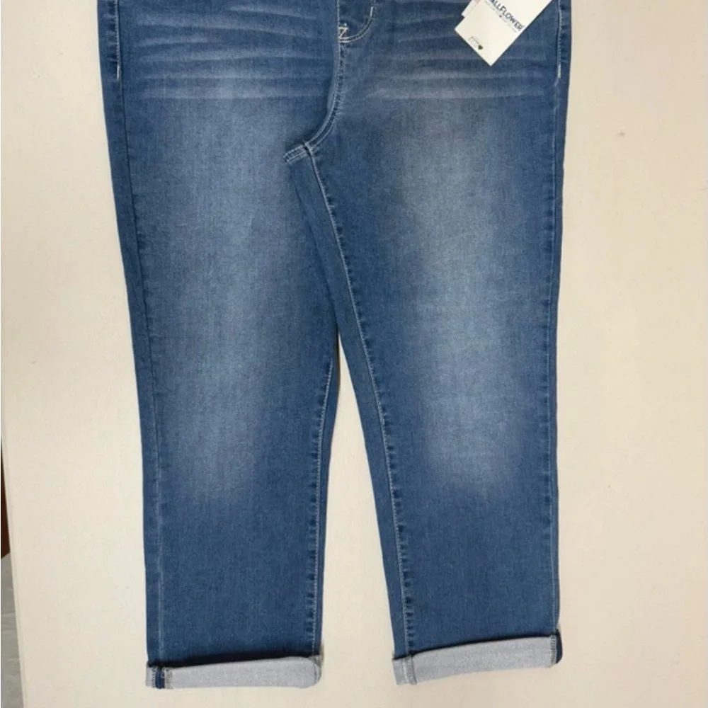 Wallflower Women’s Medium Wash Denim Pull on Capri Cropped Blue Jeans size 14 - Picture 6 of 7